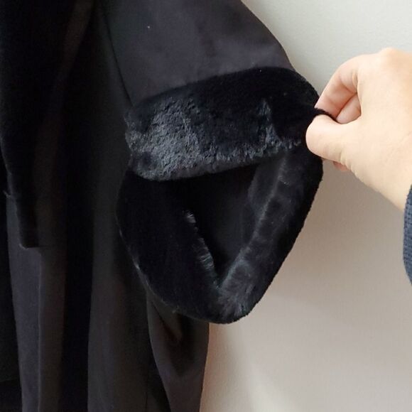 Saks Fifth Ave Ladies Faux Fur Trimmed Wrap/Shawl - Picture 6 of 12